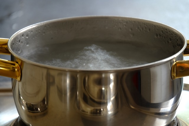 鍋に水を沸騰させる